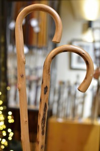 Vycházková hůl dřevěná dětská s gumovou koncovkou