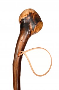 Vycházková hůl dřevěná Krakonoš s kovovým bodcem 