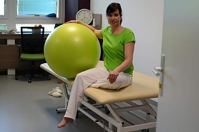 Fyzioterapeutka radí, jak správně používat vycházkovou hůl