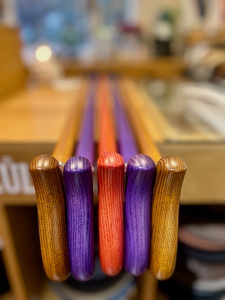 Vycházková hůl dřevěná COLOR