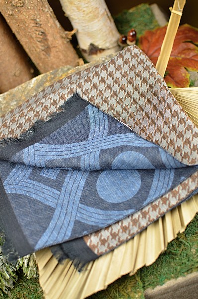 Jemný šátek s modrým vzorem