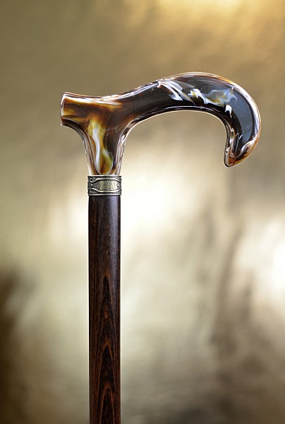 Vycházková hůl s elegantní rukojetí v hnědé barvě