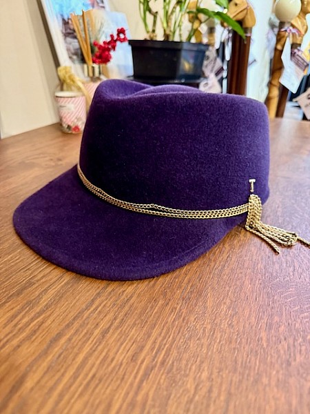 Dámská kšiltovka s ozdobou