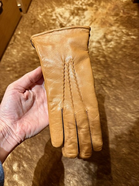 Dámské kožené rukavice s klasickou ruční výšivkou Camel