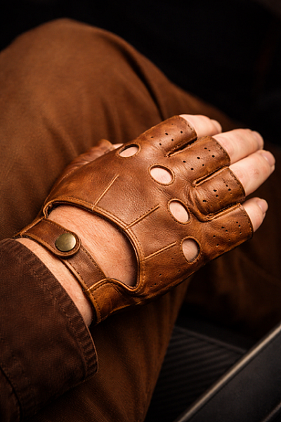 Moderní bezprstové rukavice hnědé na řízení pro pány