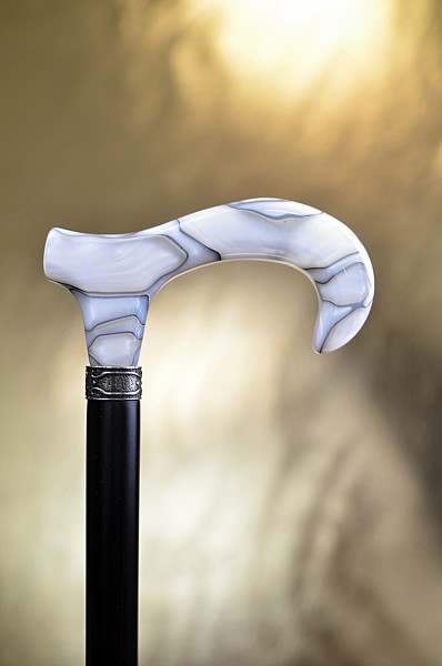 Vycházková hůl dřevěná s mramorovou rukojetí