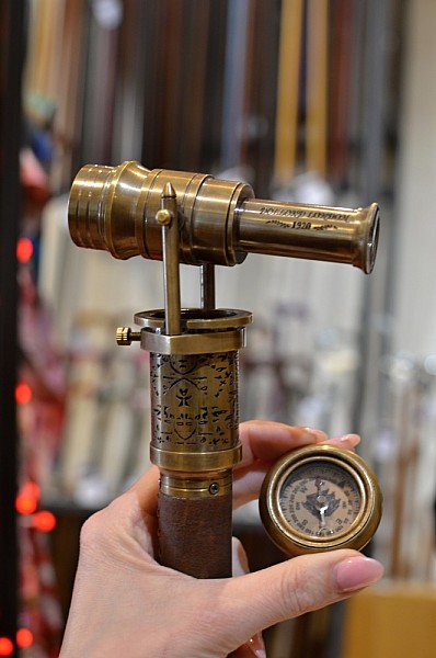 Vycházková hůl sběratelská s kompasem a dalekohledem