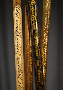Kaligraficky text na vycházkovou hůl