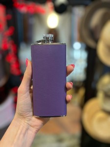 Fialová placatka na alkohol 