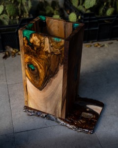 Dřevěný stojan z masivu + pryskyřice