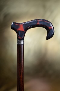 Vycházková hůl s rukojetí derby Červená nit