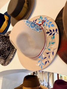 Klobouk Tonak pomalovaný květinami