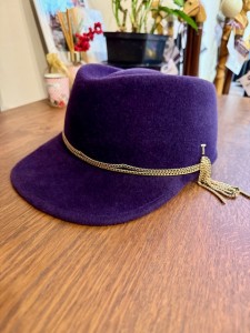 Dámská kšiltovka s ozdobou 