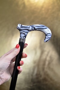 Vycházková hůl dřevěná s mramorovou rukojetí 