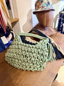 Dámská letní pletená kabelka ke klobouku 