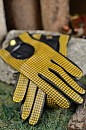 Kožené rukavice s žluto-černou kohoutí stopou